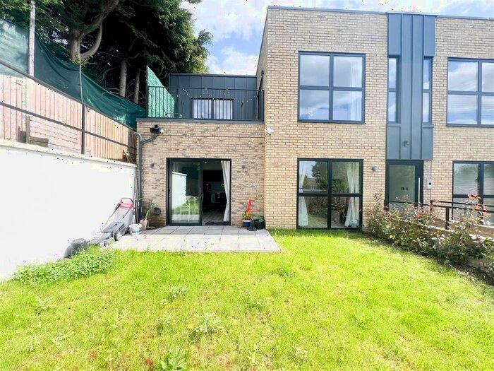 2 Bedroom Flat To Rent In Purley Oaks Road, Sanderstead, South Croydon, CR2