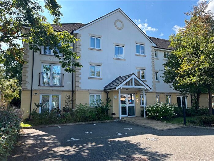 2 Bedroom Flat For Sale In Celandine Grove, Oakwood, N14