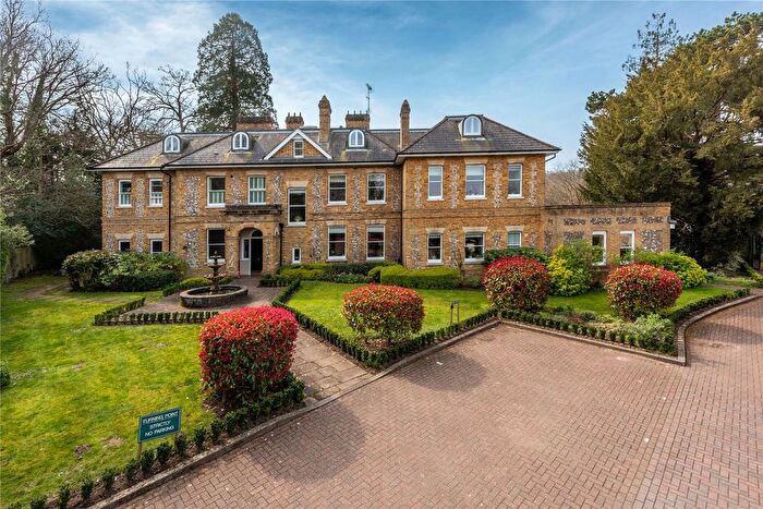 2 Bedroom Flat For Sale In Hampstead Lane, Dorking, Surrey, RH4