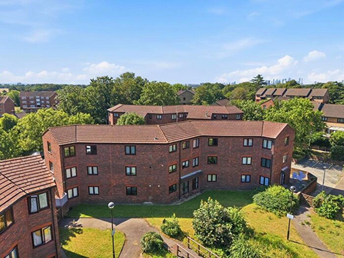 1 Bedroom Flat For Sale In St. Gabriel's Close, Aldersbrook, E11