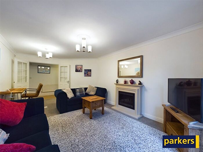 2 Bedroom Flat For Sale In Carmelite Drive, Reading, Berkshire, RG30