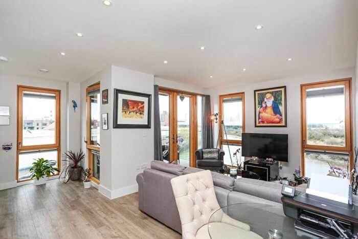 1 Bedroom Flat To Rent In Salcombe Court, St. Ives Place, Poplar, E14