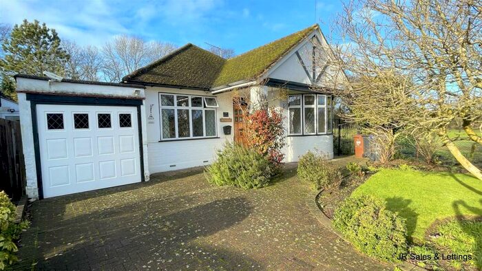 3 Bedroom Detached Bungalow To Rent In The Meadway, Cuffley, EN6