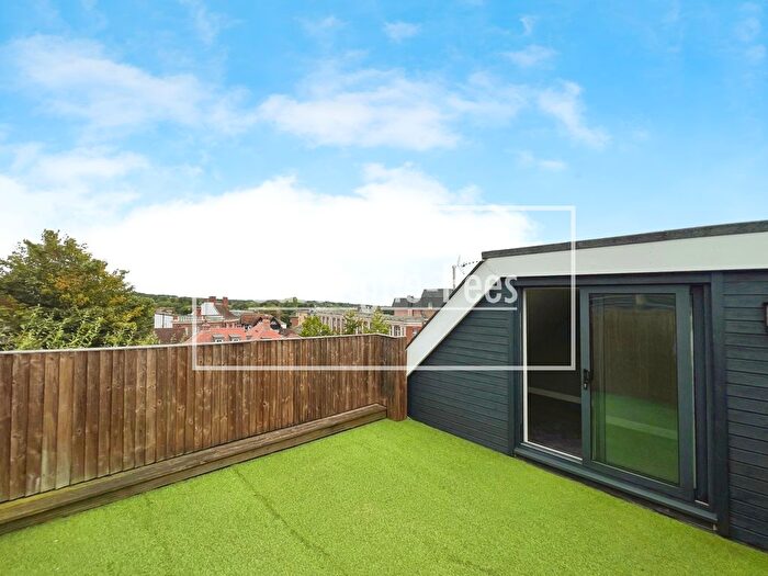 1 Bedroom Flat To Rent In High Street, Leatherhead, KT22