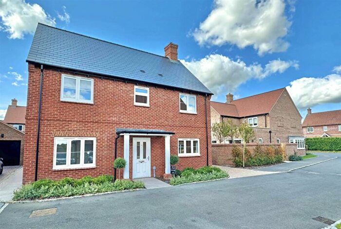 4 Bedroom Detached House For Sale In Stanbridge Road, Haddenham, Buckinghamshire, HP17