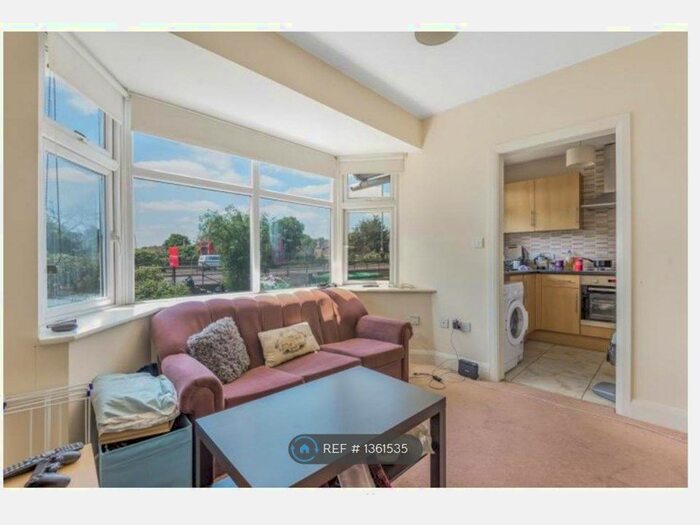 2 Bedroom Flat To Rent In Western Avenue, London, W3