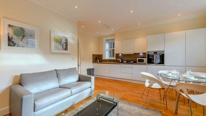 2 Bedroom Flat To Rent In Hamlet Gardens, Ravenscourt Park, London W6