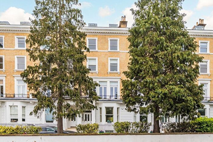 3 Bedroom Flat To Rent In Richmond Hill, Richmond, TW10