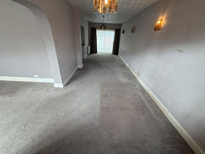 5 Bedroom Detached House To Rent In Hanworth Road, Hounslow, Greater London, TW4