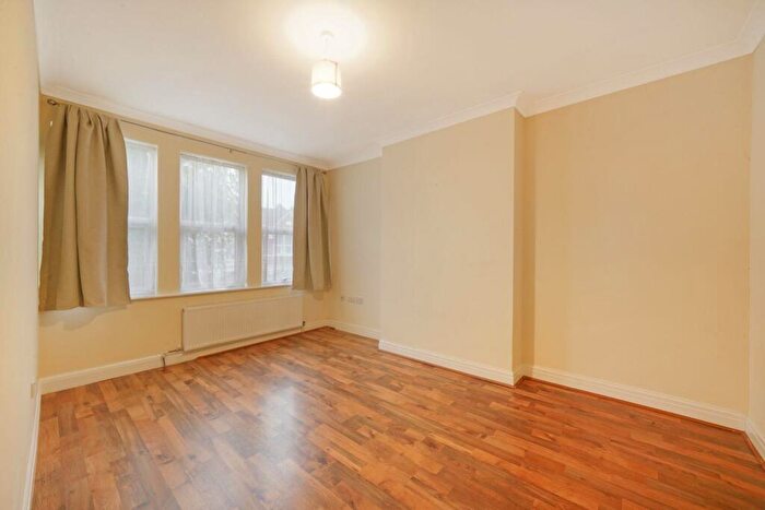 3 Bedroom Flat To Rent In Cedar Road, London, NW2