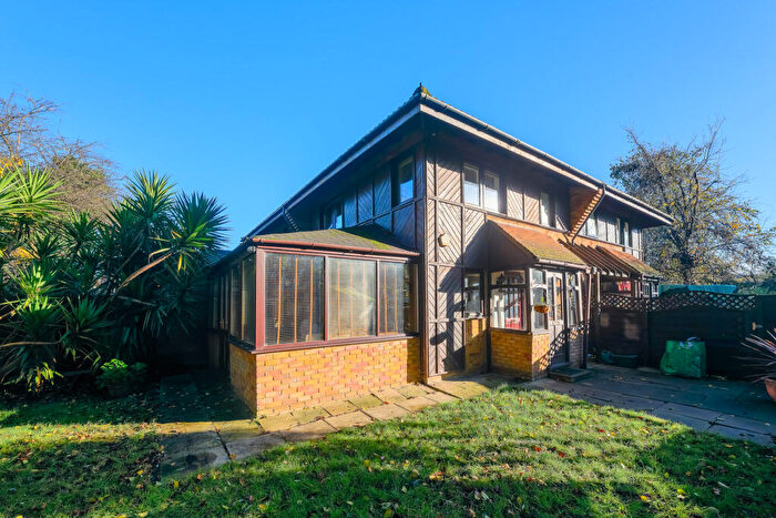 2 Bedroom Semi Detached House For Sale In Friars Mead, London, E14