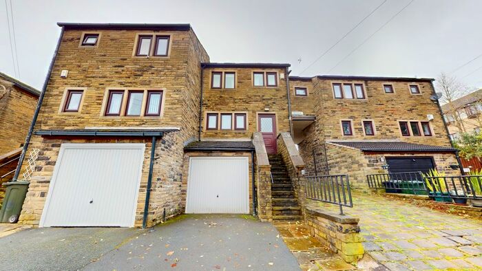 3 Bedroom Mews To Rent In Crossley Hall Mews, Bradford, BD8