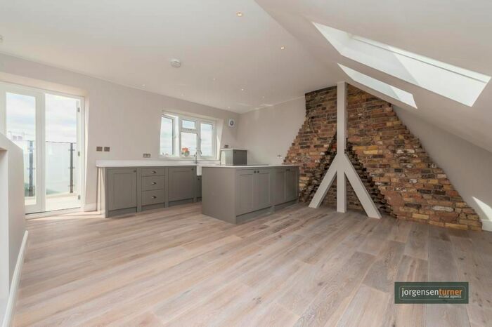 2 Bedroom Flat To Rent In Ormiston Grove, Shepherds Bush, London, W12