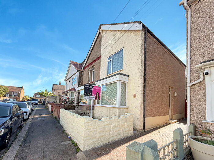 3 Bedroom Semi-Detached House For Sale In Hadfield Road, Stanford-Le-Hope, SS17