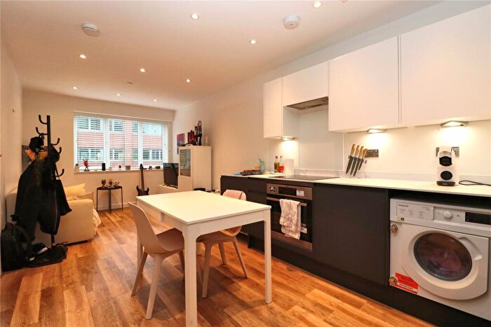 1 Bedroom Flat For Sale In Chertsey Road, Woking, Surrey, GU21