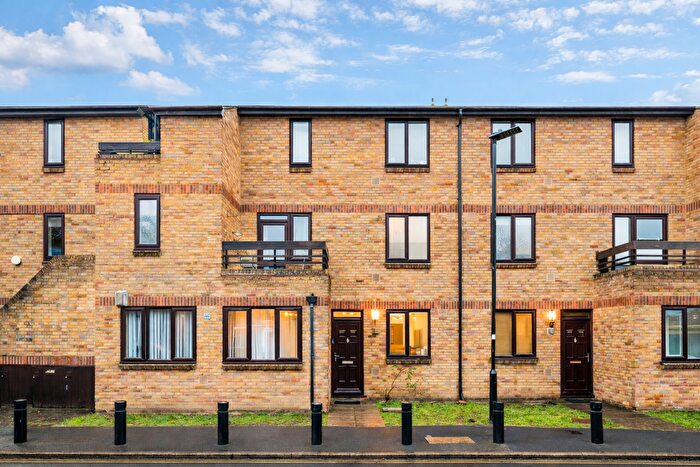 2 Bedroom Flat For Sale In St. Stephens Road, Hounslow, TW3