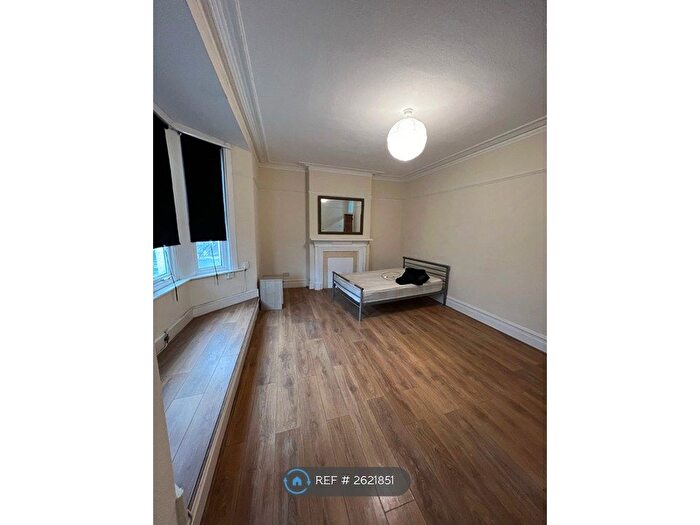 3 Bedroom Flat To Rent In Green Lanes, London, N4