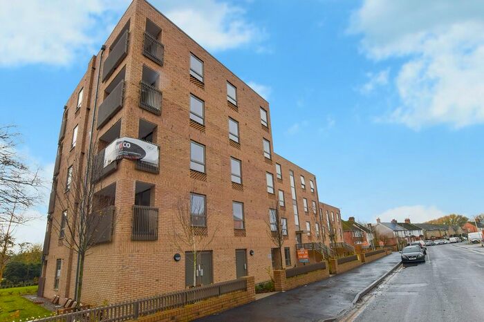 2 Bedroom Flat To Rent In Victoria Crescent, Ashford, TN23