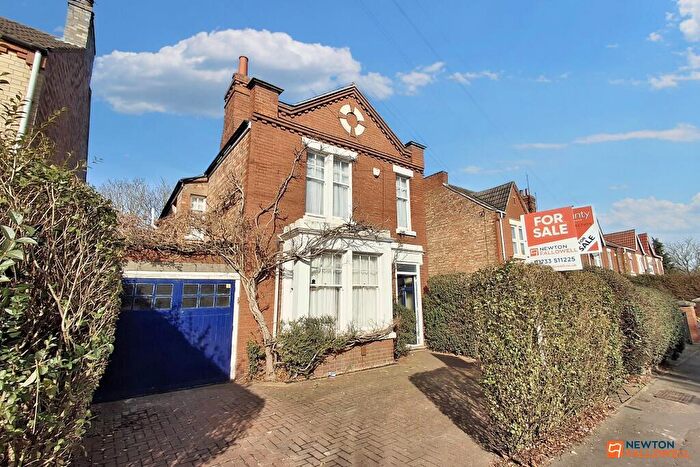 3 Bedroom Detached House For Sale In Dogsthorpe Road, Peterborough, PE1