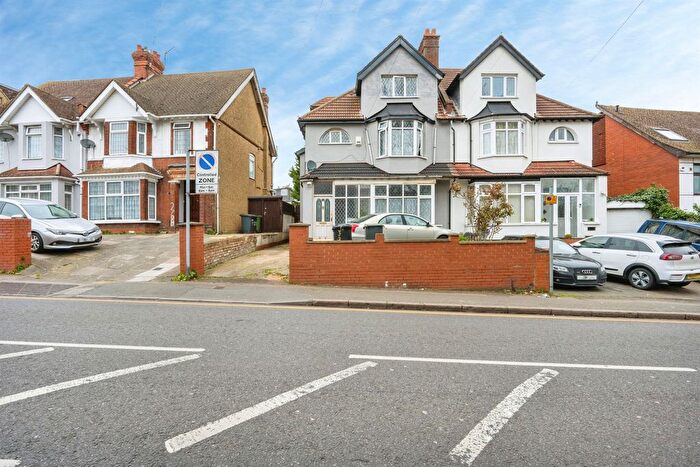 4 Bedroom Semi Detached House For Sale In Dunstable Road, Luton, LU4