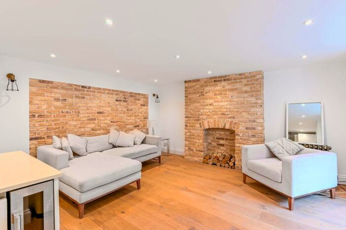 2 Bedroom Flat To Rent In Brownswood Road, Finsbury Park, London, N4