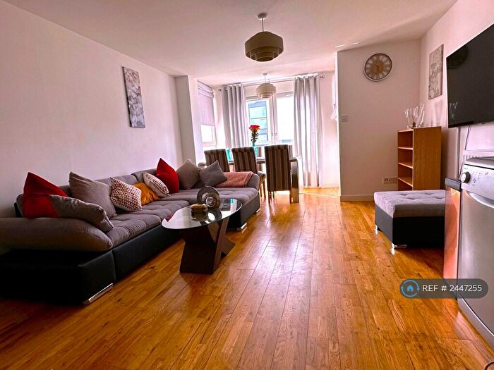 3 Bedroom Flat To Rent In Colonsay View, Edinburgh, EH5