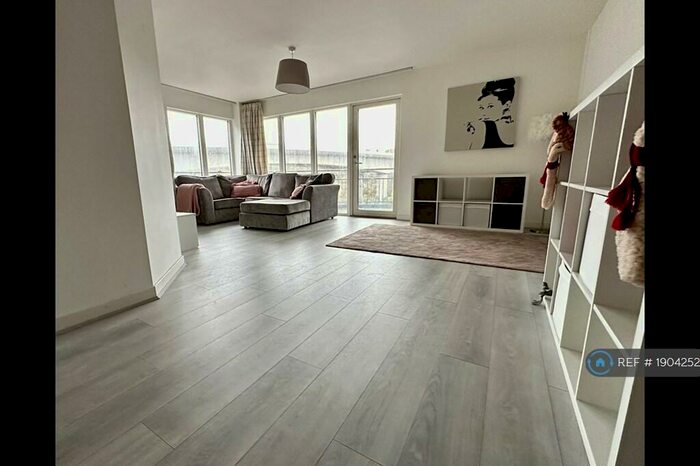 2 Bedroom Flat To Rent In Victoria Wharf, Cardiff, CF11