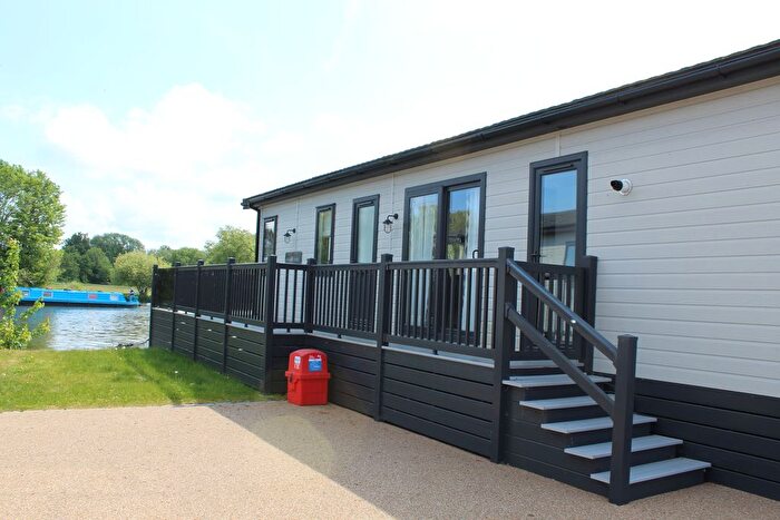 Mobile/park Home For Sale In Chertsey Lane, Staines, TW18