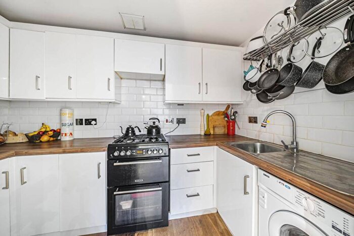 1 Bedroom Flat To Rent In Haynes Close, Southgate, London, N11