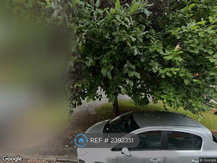 3 Bedroom Flat To Rent In Wheatley Close, Hendon, NW4