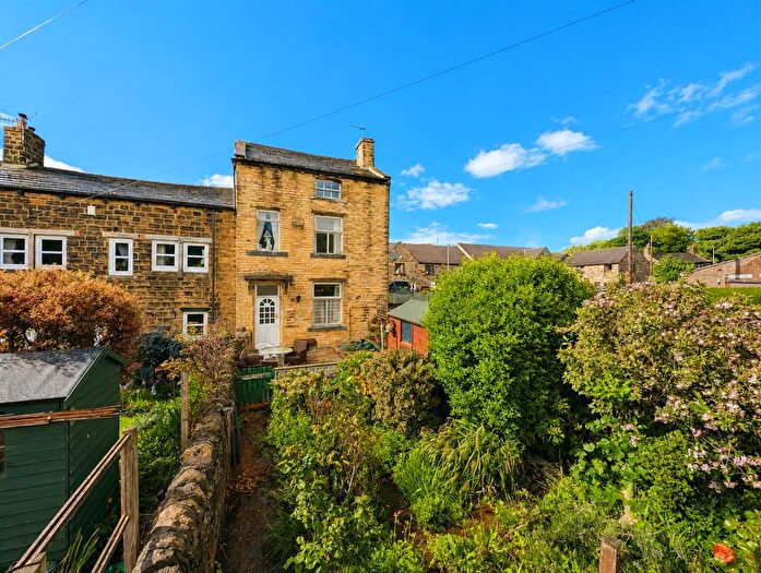 3 Bedroom End Terrace House For Sale In Crag Hill Road, Thackley, Bradford, BD10