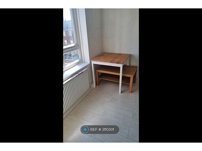 3 Bedroom Flat To Rent In Marcon Court, London, E8