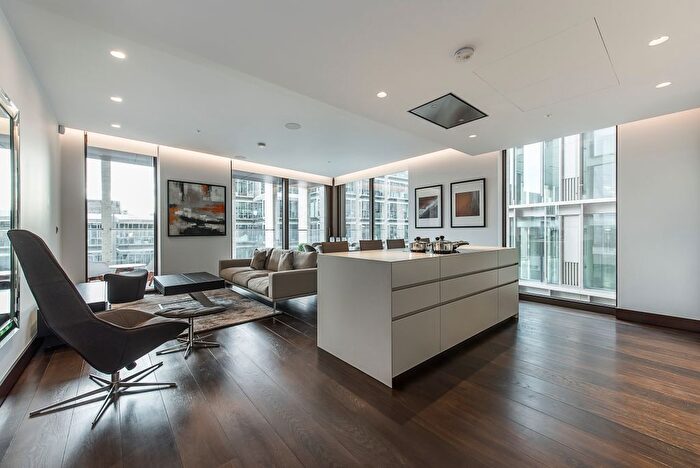 2 Bedroom Flat For Sale In Kings Gate Walk, London, SW1E