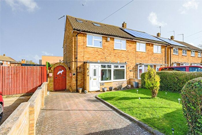 4 Bedroom Semi Detached House For Sale In Bracknell Close, Luton, Bedfordshire, LU4