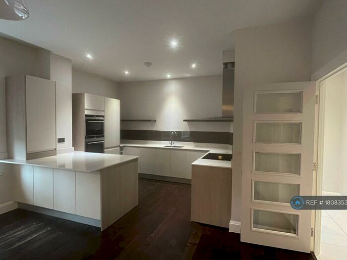 2 Bedroom Flat To Rent In Old Post Office House, Harpenden, AL5