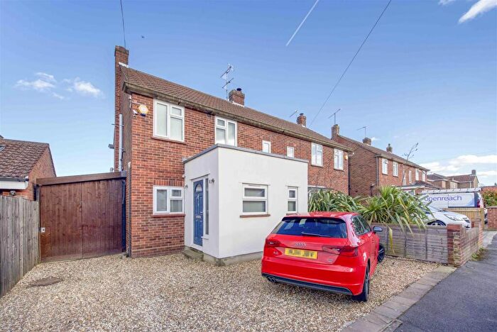 3 Bedroom Semi-Detached House For Sale In Peel Close, Windsor, SL4