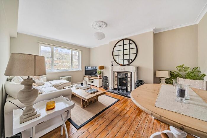 2 Bedroom Flat For Sale In Sheen Court, Richmond, TW10