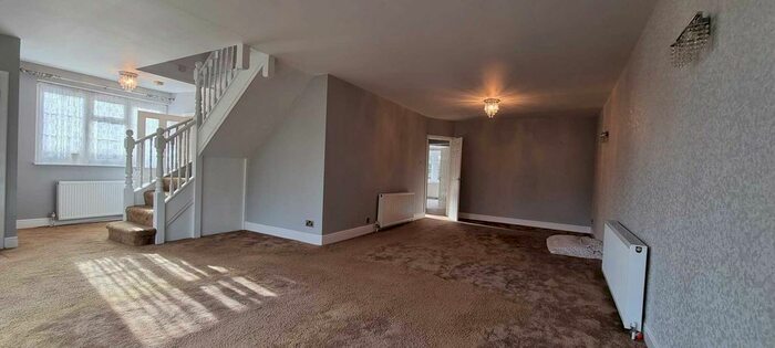 5 Bedroom Bungalow To Rent In Harlington Road, Uxbridge UB8