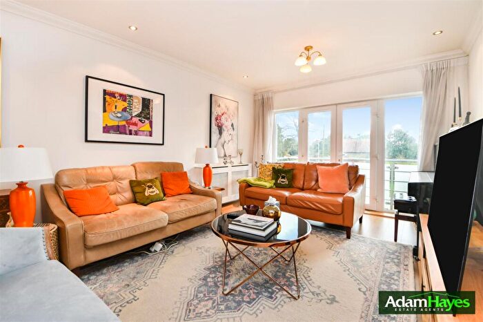 2 Bedroom Apartment For Sale In Ballards Lane, Finchley, N3