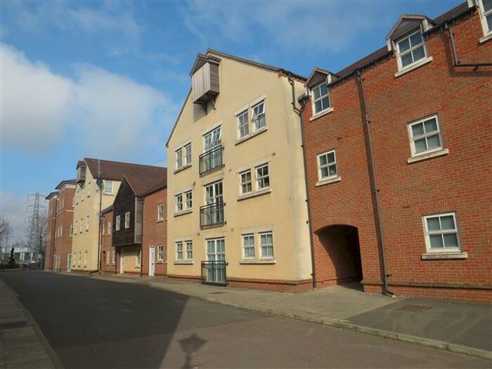 2 Bedroom Apartment To Rent In Pine Street, Aylesbury, HP19