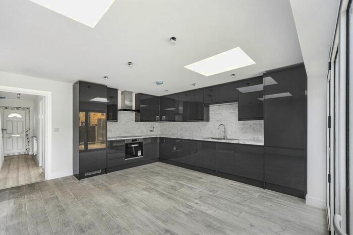 3 Bedroom Detached House To Rent In Highcombe, London, SE7