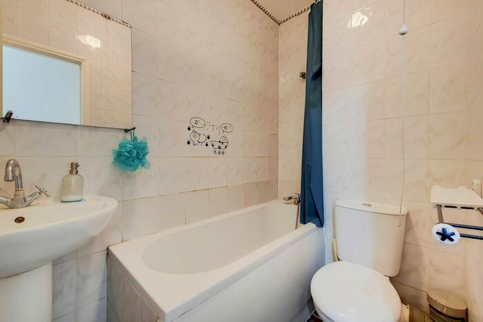 3 Bedroom Flat To Rent In Western Avenue, Ealing, London, W3