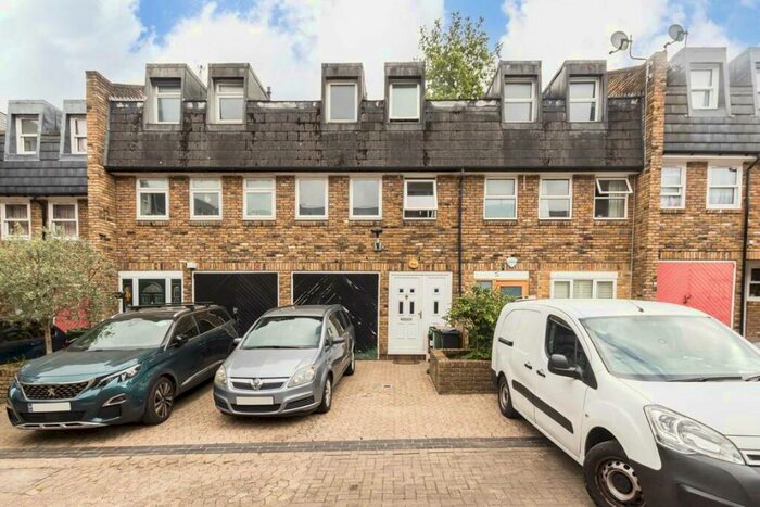 3 Bedroom House To Rent In Yeoman Close, West Norwood, SE27