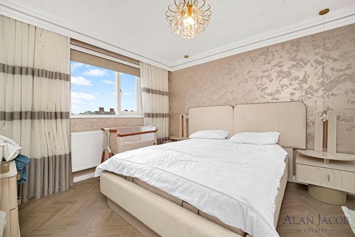 6 Bedroom Terraced House For Sale In Bell Farm Avenue, Essex, RM10