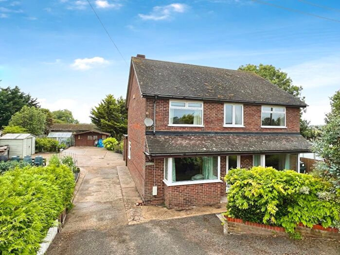 3 Bedroom Detached House For Sale In Ashford Road, Newingreen, CT21
