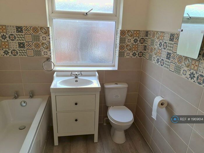 4 Bedroom Semi-Detached House To Rent In St John's Road, Manchester, M16
