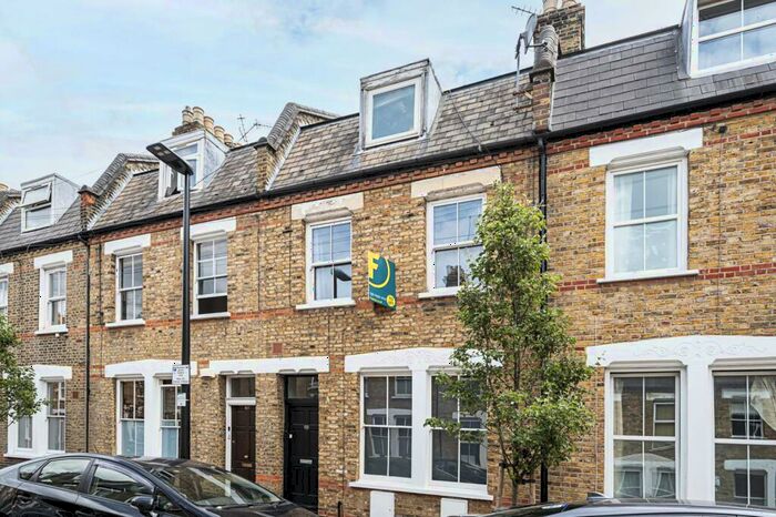 3 Bedroom Maisonette To Rent In Senrab Street, Stepney, London, E1