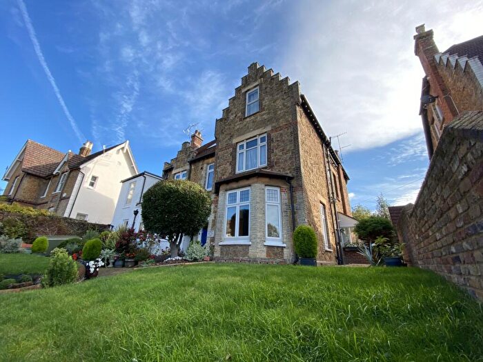 1 Bedroom Apartment To Rent In Epsom Road, Holy Trinity, GU1