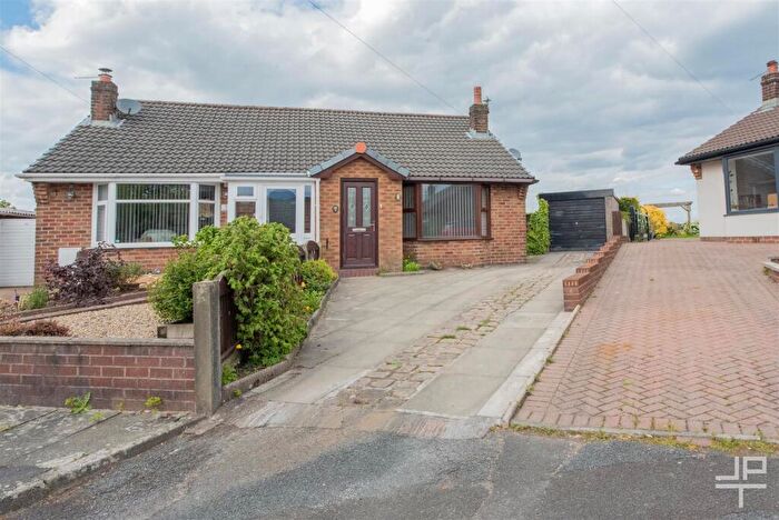 3 Bedroom Semi-Detached Bungalow To Rent In Heatons Grove, Westhoughton, Bolton, BL5