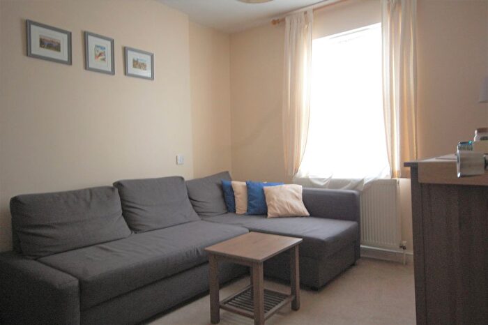 1 Bedroom Flat To Rent In Blythe Road, London, W14